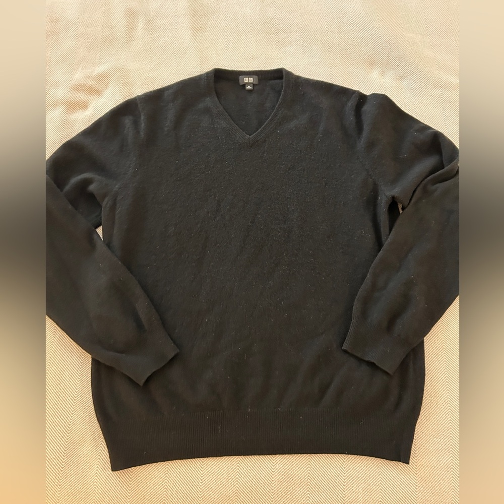 Black v neck cashmere sweater